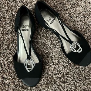 Like new IMPO Stretch flats with decorative silver ornament…🖤